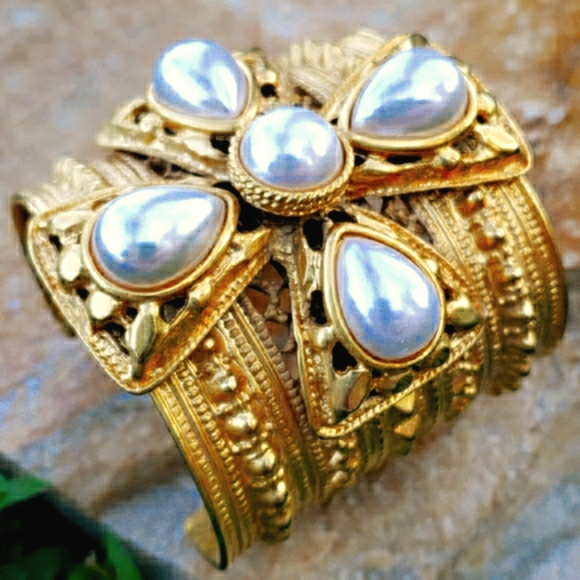 CONSIGNED* Ben Amun Lrg Etruscan Gold Pearl Cuff Bracelet - Picture 8 of 17